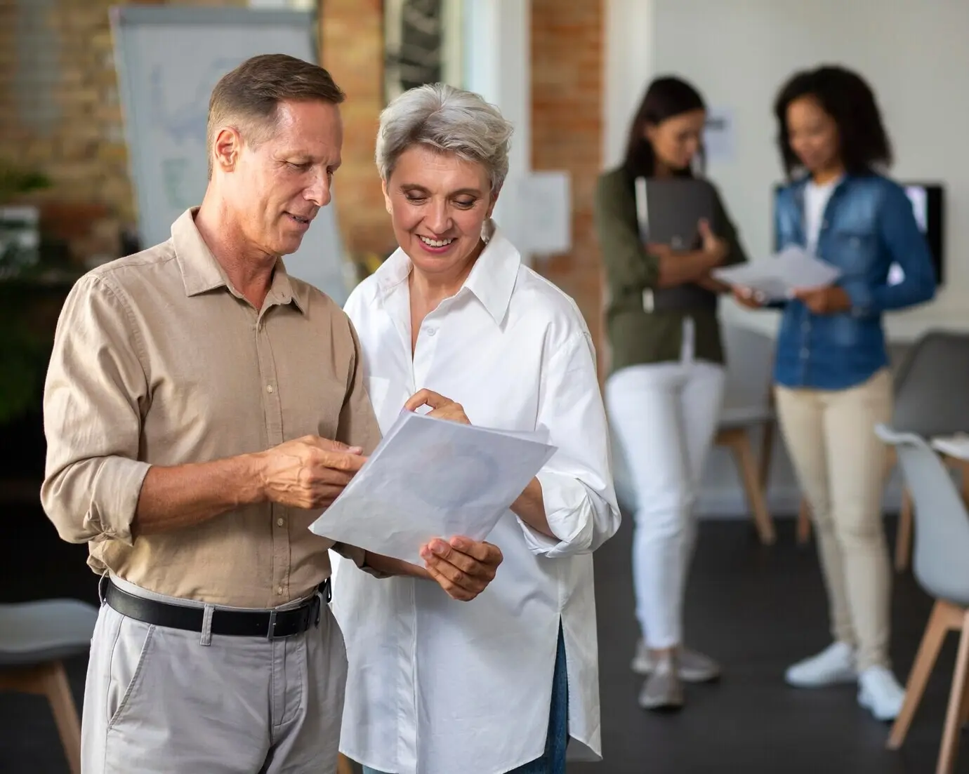 Primer plano de una persona sonriente en una sala de conferencias.